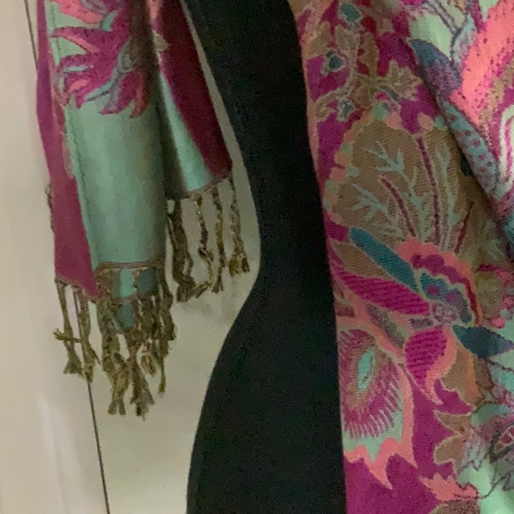 Elegant Floral Scarf from Italy – 100% Viscose, 76” x 28” + Fringe” - Picture 5 of 9